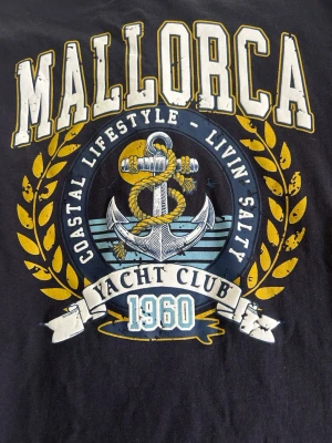 Palma de Mallorca T-shirt - Säljer denna feta Palma de mallorca T-shirten i st M! Tröjan är köpt i Palma med en snygg design på framsidan av den. Aldrig använd och självklart utan defekter! Pris kan diskuteras!