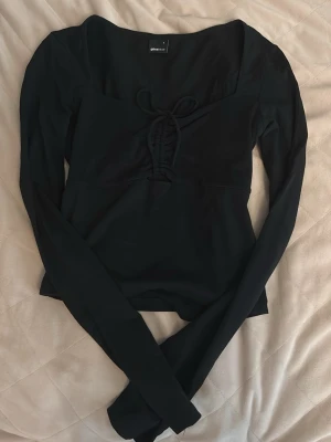 Svart långärmad topp  - Svart långärmad topp. Perfekt till fest 🪩