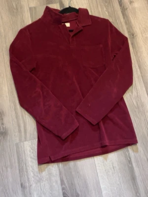 Frote pike - Långärmad pikétröja i Frote material. Super snygg röd färg. Passar perfekt nu i sommar!
