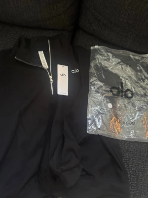ALO YOGA QUATERZIP  - Super fräsch Quaterzip ifrån Alo Yoga.  Helt ny aldrig använd, säljer då den är för stor för mig, storlek M. Nypris 1600kr