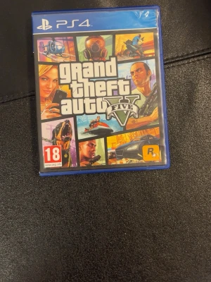 Grand Theft Auto V till PS4 - Säljer spelet Grand Theft Auto V till PlayStation 4. Omslaget är färgglatt med flera karaktärer och actionfyllda scener. Spelet kommer i ett blått plastfodral och är märkt med 18-årsgräns. Perfekt för dig som gillar öppna världar och action.