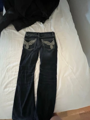 Gina tricot jeans - Väldigt bra men hålet där man lägger knappen är typ sönder eller det stör inte mycket men ja!🤍