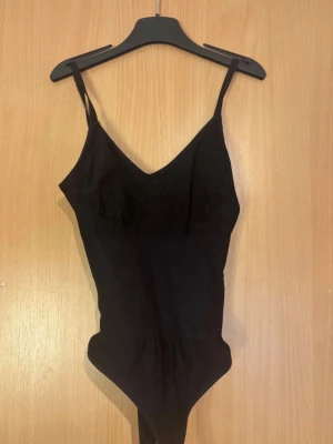 Svart body - Svart body ifrån Shein i st XS💞Aldrig använd. Säljer då den inte passade 