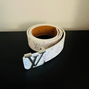 Vitt Luis Vuitton bälte - Snyggt vitt bälte med klassiskt L  V-monogram och silverfärgat L  V-spänne.  Kontakta vid frågor eller funderingar😊