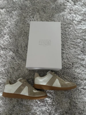 Maison margiela skor - Ett par Maison margiella i mycket bra skick. Skorna är ca 1 vecka gammal och har bara testats på fritiden. Skorna är i storlek 39. Färg: 🎨 vit Nypris 6995kr Vårt pris 1199kr