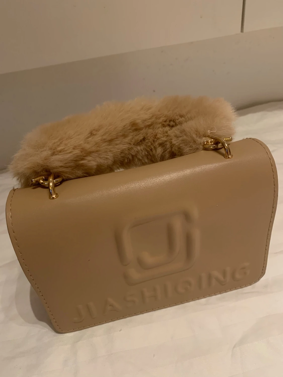 Beige handväska med fuskpälsdetalj