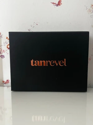 Tanrevel brun utan sol kit - Säljer ett komplett Tanrevel brun utan sol kit med en svart spraytan-enhet, laddkabel och en flaska Tanrevel tanning liquid. Allt kommer i en snygg svart box med kopparfärgad logga. Perfekt för dig som vill få en solkysst look hemma. Helt oanvänt, nypris ~1000kr