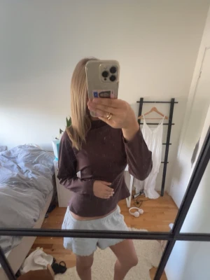 Brun långärmad polotopp - Glömde ta bild på lappen!  Jag står inte för frakt, tar gärna emot bud under det satta priset för kompromiss!💗   Allt jag säljer är i stort sätt i nytt skick för ett lägre pris, kolla in resten av mina artiklar i min profil!