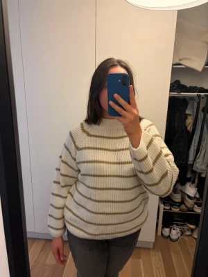 Stickad tröja - Supermysig stickad tröja med hög hals. Knappt använd