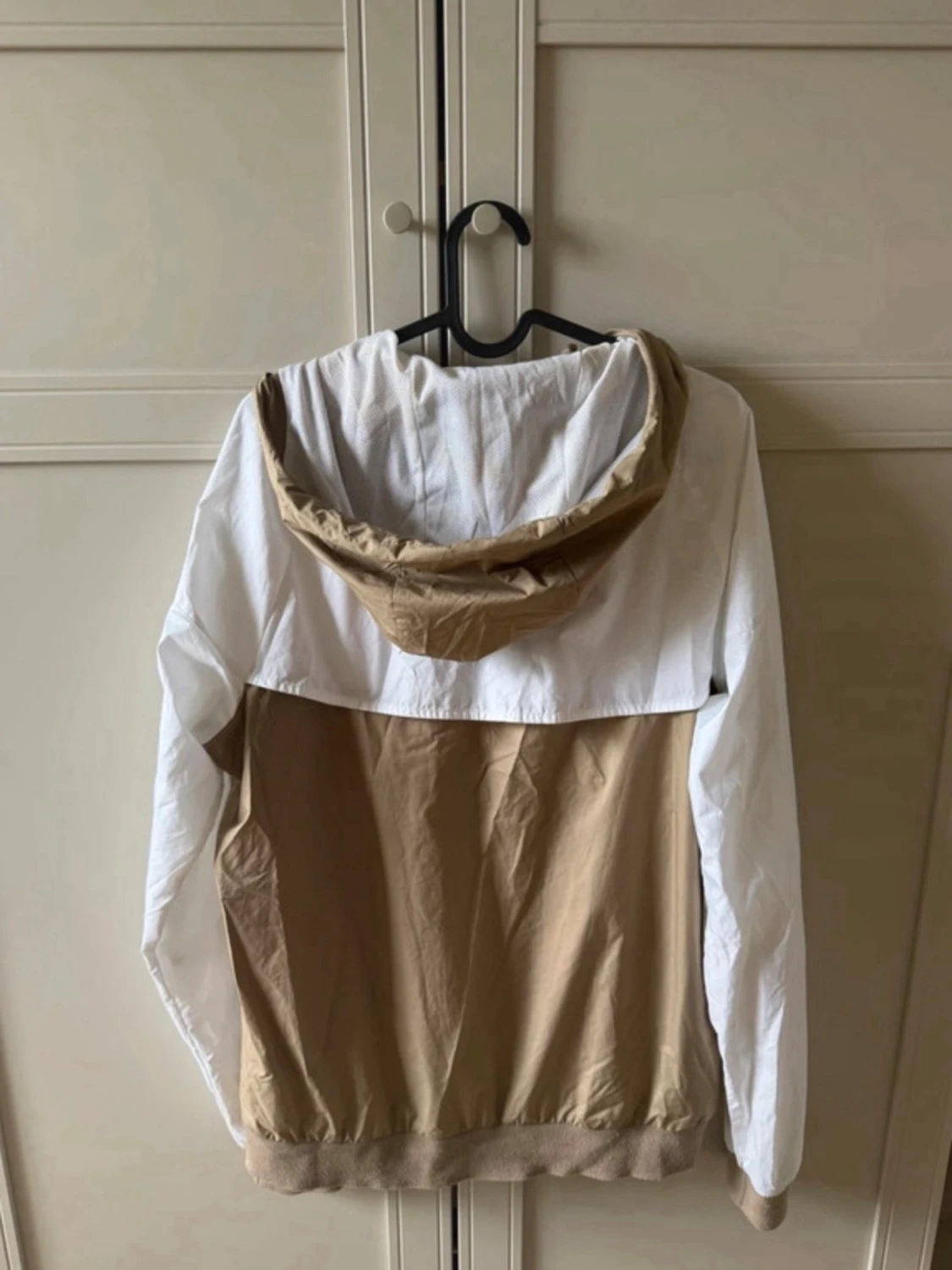 Nike beige och vit vindjacka - 2