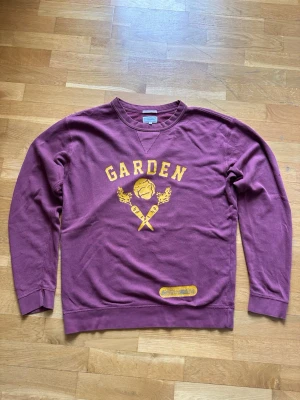 GANT Veggie Varsity - En vintage-inspirerad tröja från GANT från deras ”Veggie Varsity” kollektion.  Storlek L Skick - bra skick, litet hål på ena armen. Se bilder noga.  Har du några frågor? Tveka inte på att höra av dig!