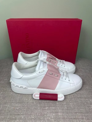 Valentino open skor - Hej, säljer nu dessa svin snygga Valentino open skor. Skorna är i grymt skick! Begränsat antal boxar och dustbag. Hör av dig vid frågor. 