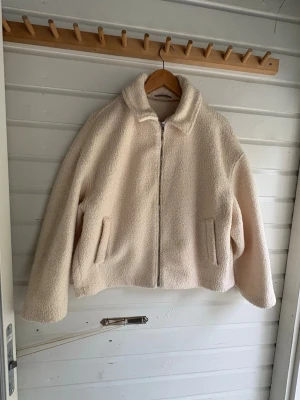 Cremevit teddyjacka!💕💕 - Säljer denna fina jacka ifrån Zara i mjukt teddytyg. Skriv om fler bilder önskas eller om ni har andra frågor osv!💕💕💕
