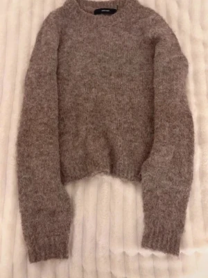 Gosig ull stickad tröja  - Såååå fin & gosig brun isch stickad tröja ifrån vero Moda, nypris 399kr!! Använd, men mkt bra skick 🥰🥰 Tillkommer ett gratis plagg/produkt vid köp