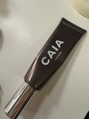 CAIA bronzer  Havana - Bronzer från CAIA i nyansen Havana. Tuben är mörkbrun med vit text och har ett silvrigt lock. Perfekt för dig som vill ha en jämn och naturlig bas. Smidig att applicera tack vare den praktiska tuben.