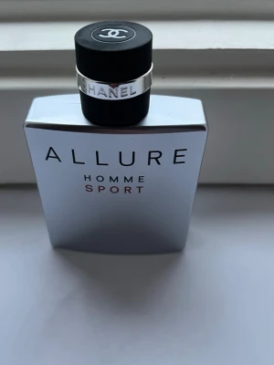 Chanel Allure Homme Sport - Jag säljer en Orginalflaska Chanel Allure Homme Sport parfym. Jag säljer den eftersom den inte används längre. De finns cirka 47 ml kvar eftersom jag knappt använt den. Flaskan är som ny utan repor. Tyvvär finns ingen kartong. De bidar till att den säljs billigare. Om frågor hör av dig