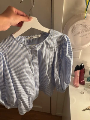 Blårandig blus med puffärm från Zara - Säljer en jättefin skjorta/blus från Zara, endast andvänd vid ett tillfälle. 
