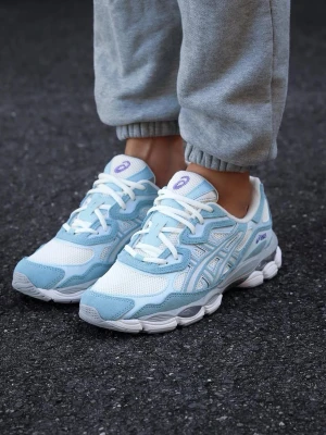  Nya oandvända Asics vita och ljusblå sneakers - Snygga sneakers från Asics i vitt och ljusblått med mesh och syntetdetaljer. Skorna har en chunky sula och klassisk Asics-logga på sidan. Perfekta för dig som gillar sportig och trendig stil.