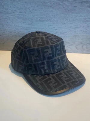 svart fendi keps - svart fendi keps, väldigt snygg, passar till allt
