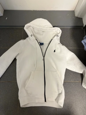 Ralph lauren hoodie  - Vit Ralph lauren zip hoodie i mycket bra skick. Är storlek S men passar 165cm så typ Xs ellr xxs. Äkta 