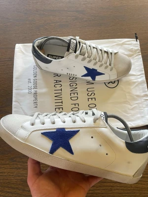 Golden Goose 42 - Ett par Golden Goose Super Star i storlek 42! Skorna är i grymt skick, endast använda ett fåtal gånger! OG Dustbag får man med! Hör av dig vid frågor! Pris kan diskuteras!🌟