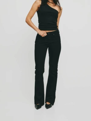 Svarta bootcut jeans  - Snygga svarta bootcut jeans från BikBok! Använda 1-2 gånger och säljer pågrund av att de är förkorta. Skriv gärna om ni har frågor osv💗 Nypris 499 kr