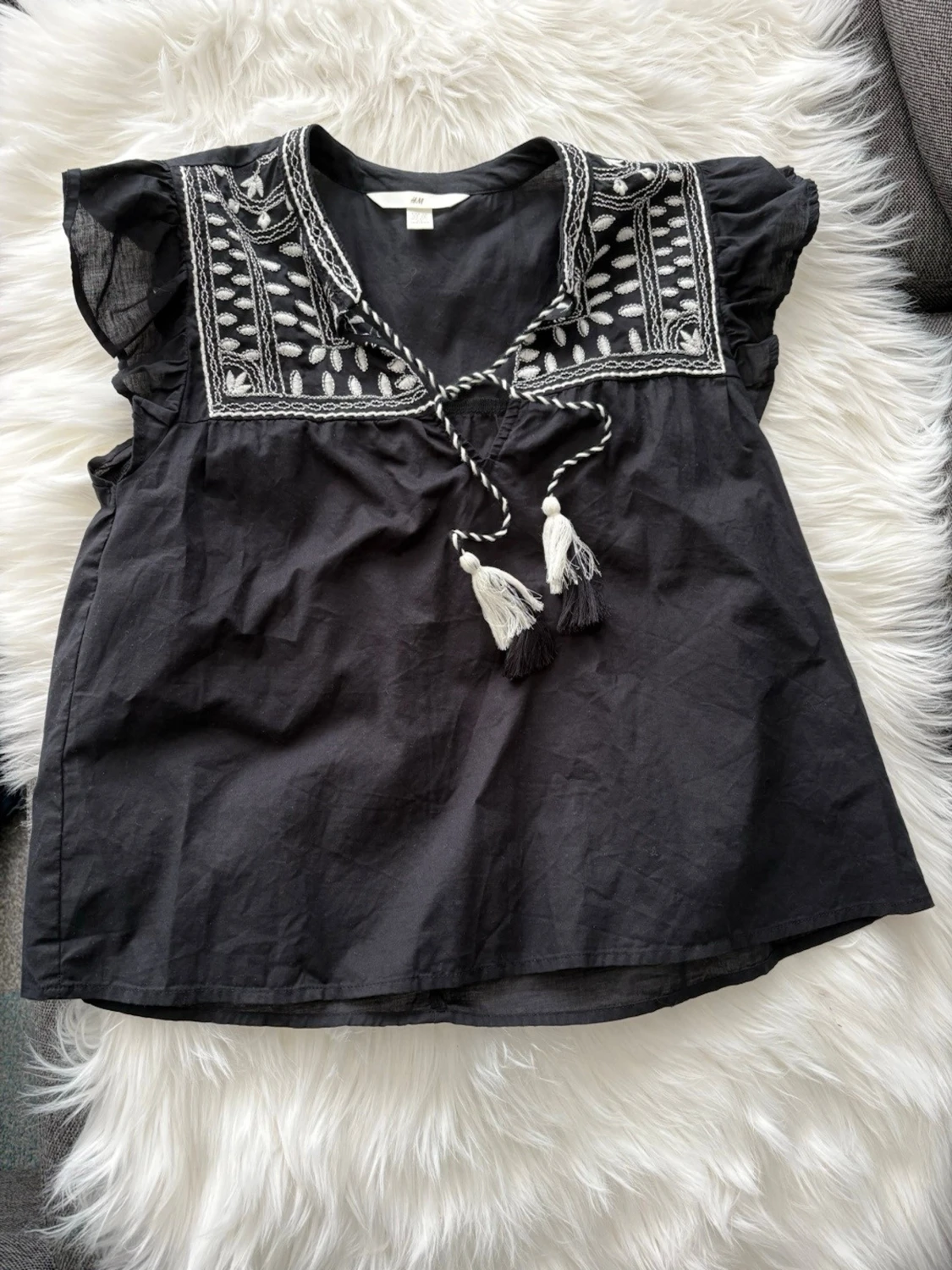 Svart broderad blus från H&M