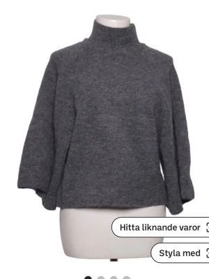 ZARA stickad polotröja - Mysig grå stickad polotröja med lös passform och vida ärmar. Tröjan har hög krage och är tillverkad i ett mjukt material. Helt ny ifrån ZARA!!☺️