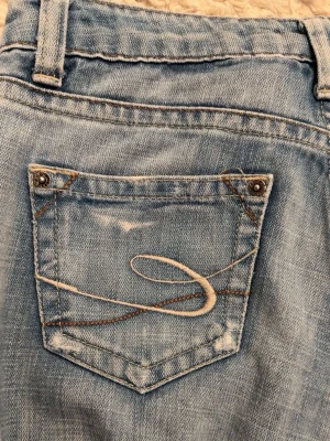 Ljusblå bootcut jeans  - Säljer dessa vintage low waist jeansen då dem tyvärr blivit små. Storleken är 38 tall, men de passar bra i längden för mig som är 163cm! Pris och annan info går att diskuteras i dm😇