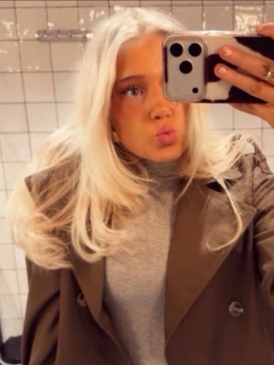 Grön oversized kavaj - Snygg grön oversized kavaj med dubbelknäppning och klassisk krage. Passar perfekt till både polotröja och crop top. Stilsäker och trendig modell som ger en avslappnad men ändå uppklädd look. Materialet ser ut att vara en mjuk och följsam textil.