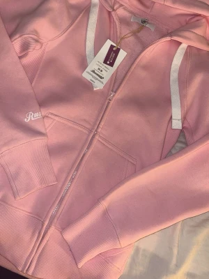 Light pink set från Russemerch  - Ett set från Russemerch i färgen light pink, helt oanvänd med prislapparna kvar i storlek xs på båda delarna