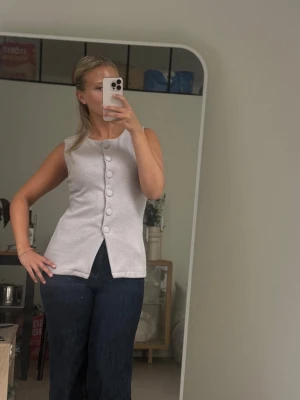 Ljusgrå/beige topp med knappar - Stilren ljusgrå topp från Zara i mjukt material. Oanvänd med prislapp på i storlek M!🩷