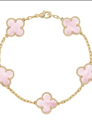 Guldarmband med rosa klöver - Snyggt armband i guldton med fem fyrklöverformade länkar i ljusrosa pärlemor. Kedjan är tunn och elegant, och varje klöver är inramad av små guldfärgade detaljer. Perfekt för dig som gillar unika och färgglada accessoarer.