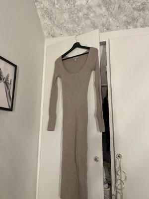 Lång stickad klänning - Lång beige stickad klänning ifrån h&m. Säljer då jag inte fått användning av den. Pris går att diskutera 🥰