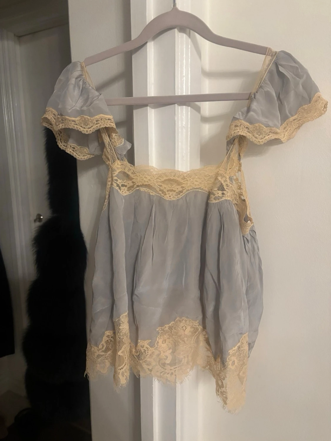 Ljusgrå offshoulder linnetopp med spets