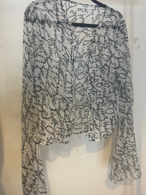 Transparent blus med snörning från NA-KD - En transparent blus från NA-KD, storlek 38. Blusen har snörning framtill. 
