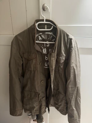 Beige fieldjacka från Armani - Säljer ett riktigt charmig Armani jacka som är lite vintage. Skicket är väldigt bra utan tecken på användning. Storleken är Small men passar absolut någon som brukar ha Medium. Bara att skriva vid minsta lilla