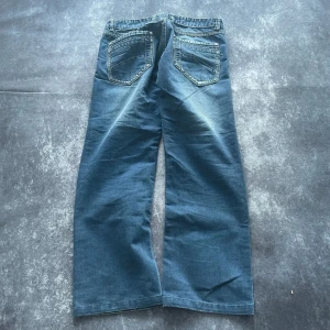 Ambrocini 2000-tals denimjeans för herrar i blått, storlek W32 L30 - Bekväm passform och snygg tvätt!  📏 Midja: 43 cm Benslut: 22 cm Lår: 33 cm Totallängd: 99 cm W/L är uppskattade utifrån måtten.  Skickas inom 24 timmar Spara på priset och frakten genom att sätta ihop ett paket  Mer information finns på min profil 15-296