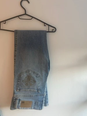 Flare low jeans från Lager157 - Lager 157 byxor. Flare low jeans. Mönster på båda bakfickorna och storlek XS. Väldigt bekväma och sköna. Passar till alla tillfällen. 