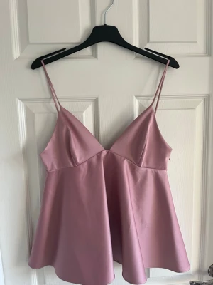 Rosa topp - Säljer denna super söta topp ifrån h&m. Toppen är i dunder skick men kommer tyvärr aldrig till användning. Skriv vid frågor!!