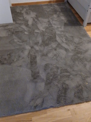 Stor grå matta med mjuk lugg - Säljer en stor, rektangulär matta i grå färg med mjuk och tät lugg. I nyskick (heaven)