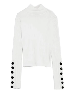 Vit ribbstickad tröja med knappar -  Sjukt snygg ribbad polo från Zara! ✨Helt oanvänd så den är i perfekt nyskick! 🤍 Superfin detalj med stora svarta knappar på ärmarna som verkligen gör hela outfiten. 😍 Passar till precis allt! 💎