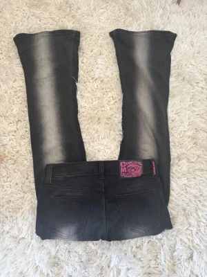 Cheap monday svarta kvarg jeans - Svarta kvarg jeans från cheap monday. Ganska små i storleken, men säljer pågrund av att de e för stora.