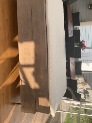 Säng  - Säljer en säng från Mio 120cm med sänggavel beige har ej kvitto 