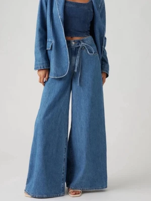 Drömmiga Levi's Superwide Jeans!  - Använda endast en enda gång så de är i absolut nyskick! 💙 Supercool, trendig modell med riktigt vida ben (wide leg) och ett unikt matchande knytband i midjan. 😍 Sitter så otroligt snyggt! ❣️☀️