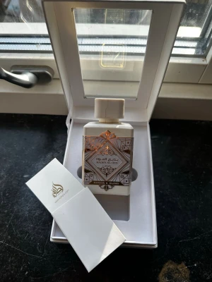 Lattafa Honor & Glory badee al oud  - Säljer helt ny lataffa Badee al oud. Finns typ 85 ml kvar i den. Locket är lite sönder och går ej att stänga. 