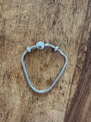Berlockarmband från gnoce - Platinumplätering med silverblanding inuti. Väldigt fint skick, säljer för att jag har ett ifrån Pandora. Enligt hemsidan är det vattentåligt. Nypris ca 550kr. Total längd på armbandet är 19 cm