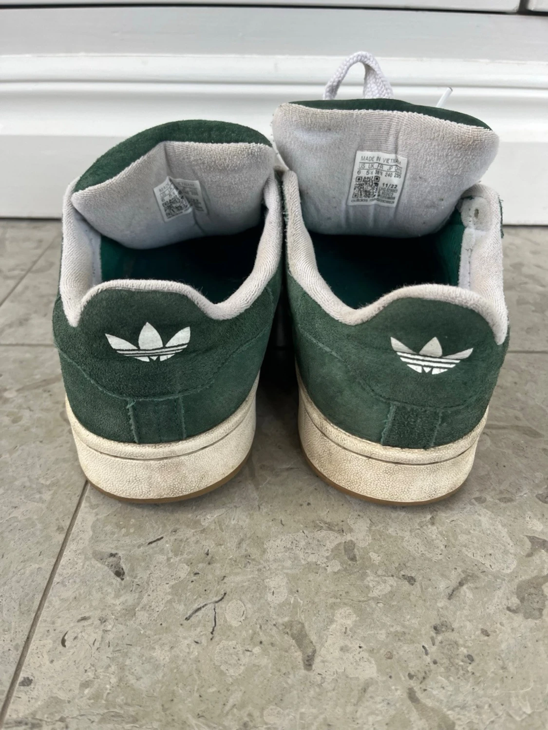 Gröna Adidas campus sneakers med mocka - 1
