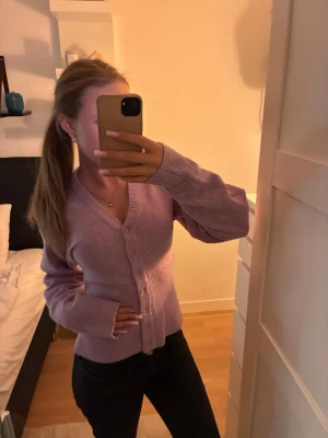 supersöt stickad tröja!! - knappt använd och inga defekter! lappen är bortklippt men jag skulle säga att den passar xs-m💗