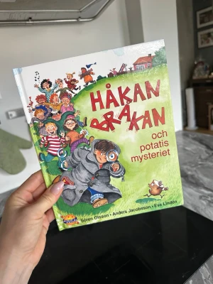 Håkan Bråkan och potatismysteriet - En färgglad och rolig bilderbok med hårda pärmar, skriven av Sören Olsson, Anders Jacobsson och Eva Lindén. Boken handlar om Håkan Bråkan och mysteriet med de försvunna potatisarna på dagis. Perfekt för dig som gillar humor och äventyr.